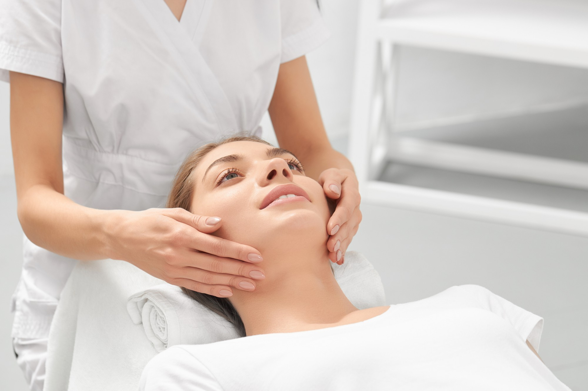 massage-hand-young-smiling-woman-beauty-salon
